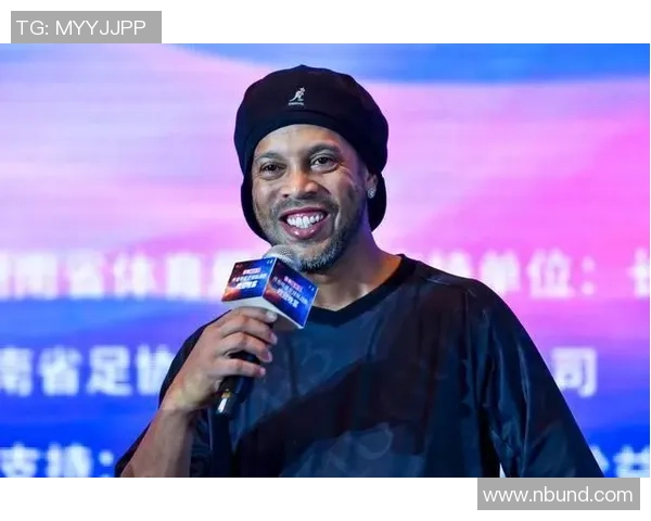 足球明星化身普通人街头游玩却被热情球迷一眼识破的趣事